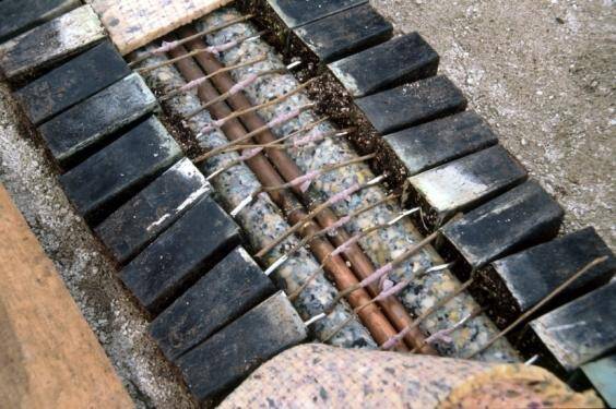 Top view photo of a hot-pipe system keeping rows of grafts warm.